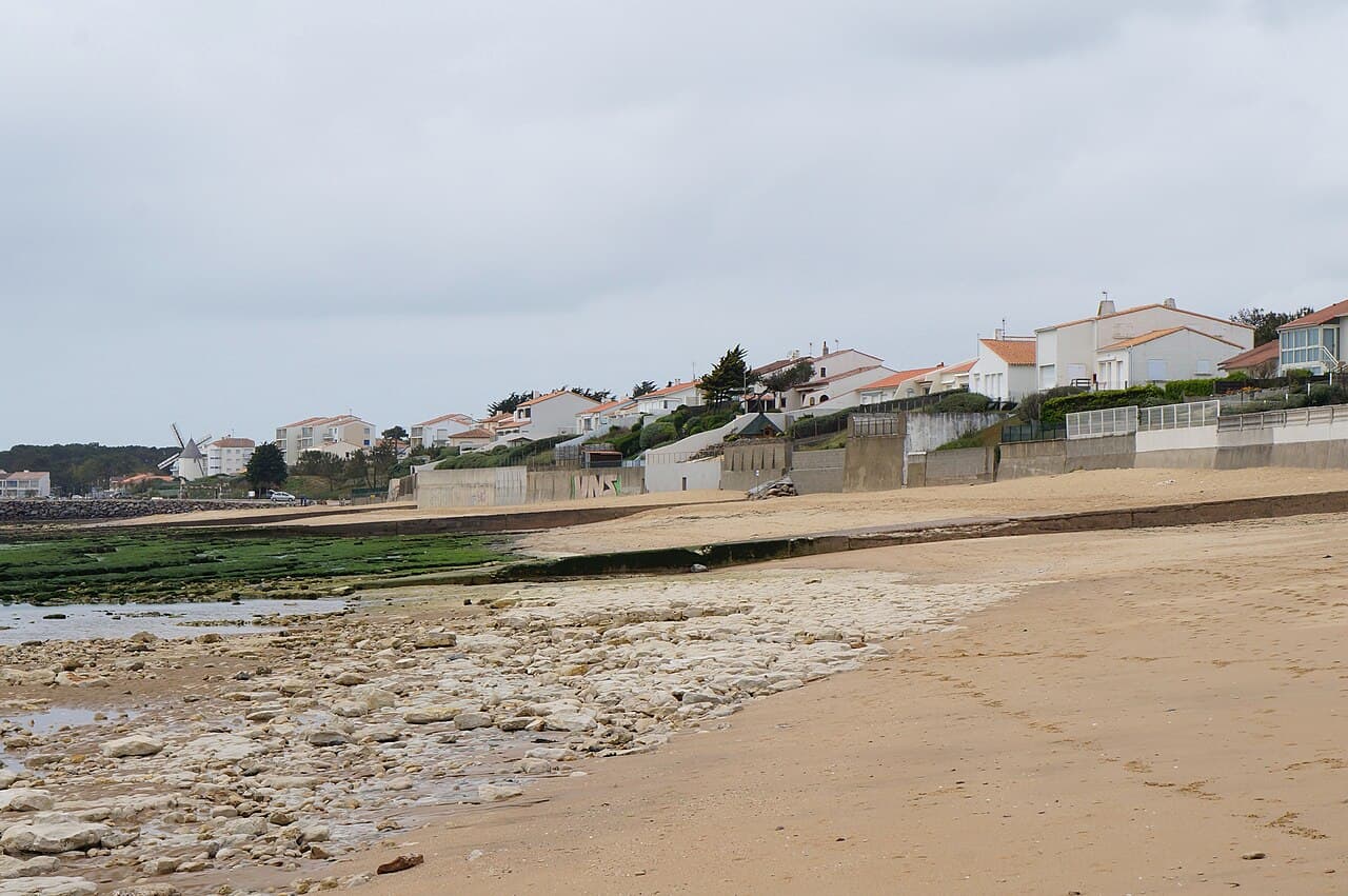 La côte vendéenne vue depuis une plage de Jard-sur-Mer