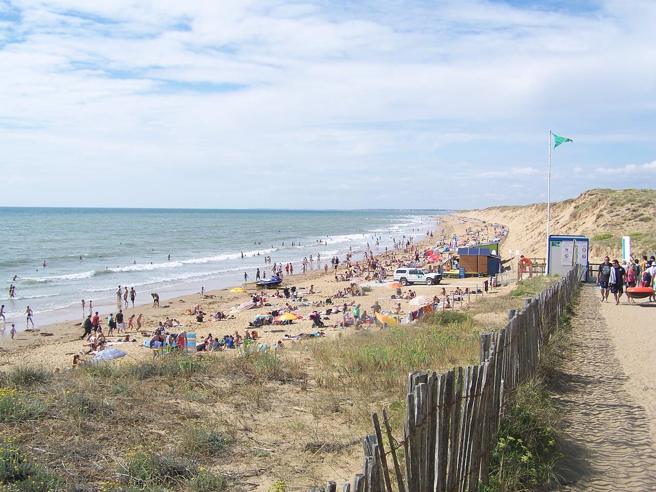 La plage fréquentée de Sauveterre, bordée de dunes à Olonne-sur-Mer